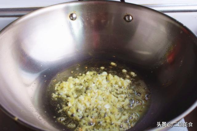 炒菜时，先放姜还是后放姜？大厨教您一招，做啥菜都好吃