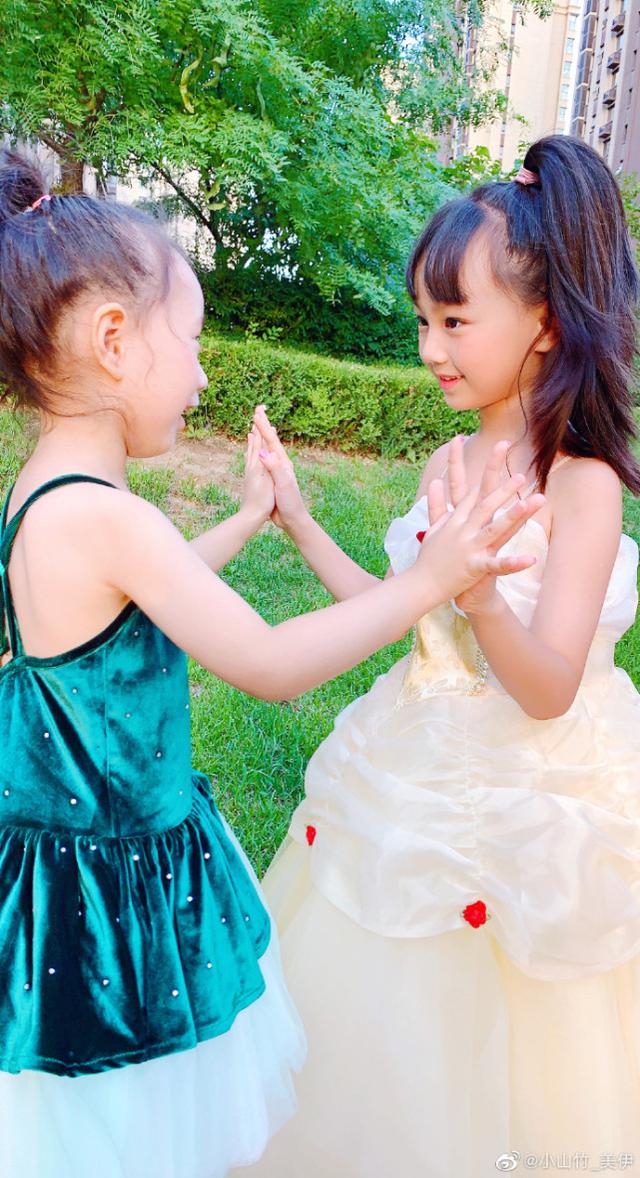 邓伦女儿小山竹近照，变瘦高小美女，与妹妹穿公主裙拍照似双胞胎