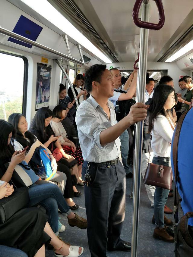 深圳上班族7点起床,每天脚步匆匆,往返4小时只为能在深圳留下来