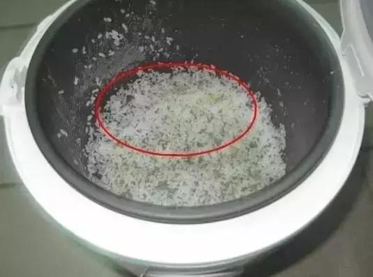 电饭煲蒸米时溢锅怎么办?蒸的米并不多,可总是外溢