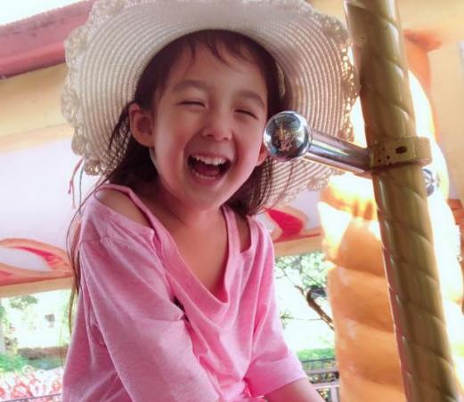 有一种“天生丽质”叫小泡芙，细眉大眼又软萌，谁看了能不心动？