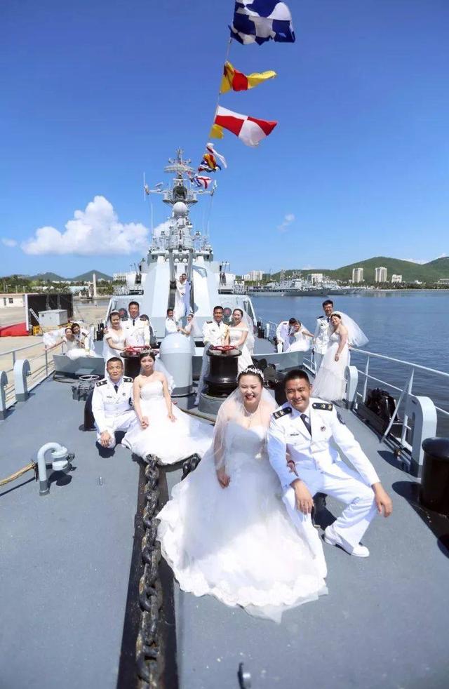 大海作证，军舰为媒！海军兵哥的这场集体婚礼太震撼！