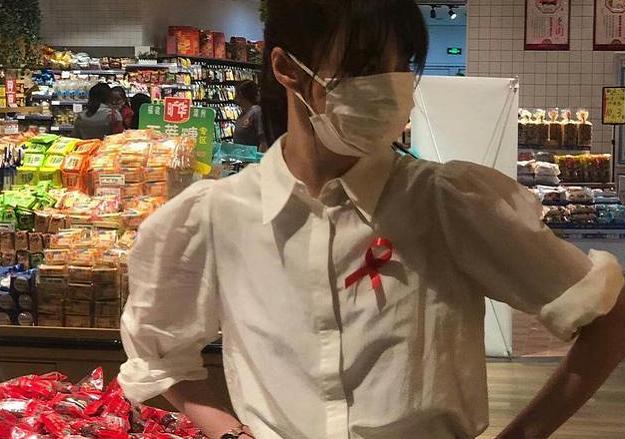 郑爽和妈妈逛街被路人偶遇，看原相机下的生图，母女俩颜值太抗打