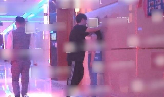 聚餐|瓜来了瓜来了！王岳伦与友人聚餐 对女子贴墙壁咚说话举止亲密网友炸了