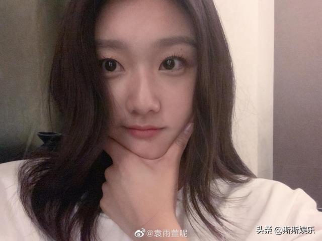 大老板杨幂4次带着她演戏，为捧成下一个迪丽热