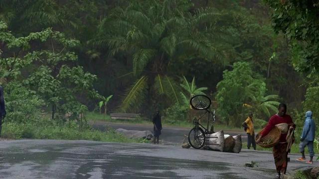 非洲黑哥爱用“二八大杠”运香蕉，时速60公里都不捏刹车...