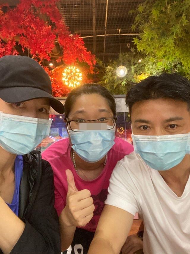 蔡少芬夫妇带孩子到乐园玩，被拍到私下相处细节，当众拥抱太恩爱