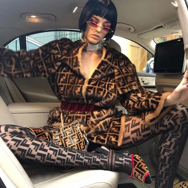 FENDI 从靠皮草起家到放弃皮草市场，如今靠跟随潮流又红了一波