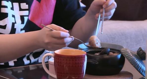 29岁女星独居五年，开店入不敷出！一月挣7千却