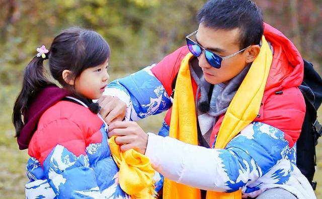 刘畊宏带女儿做运动，小泡芙轻松完成魔鬼训练，6岁就练出大长腿