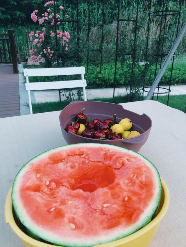 张馨予徒手干农活，手背伤口还没头发粗？超大豪宅曝光美如国花园