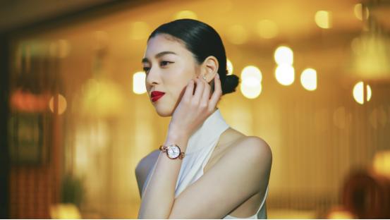 卡西欧女表代言人三吉彩花闪耀演绎she4536系列