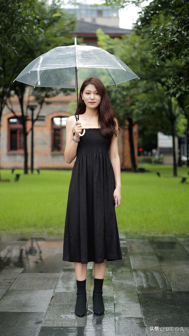 立秋时节，小黑裙正流行，修身显瘦时髦又精致