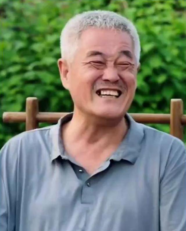 63岁赵本山近况罕曝光，皱纹白发尽显老态，被指操心太多老得快