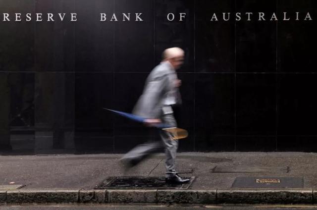 四大银行压力陡增，存银行的钱还安全吗？