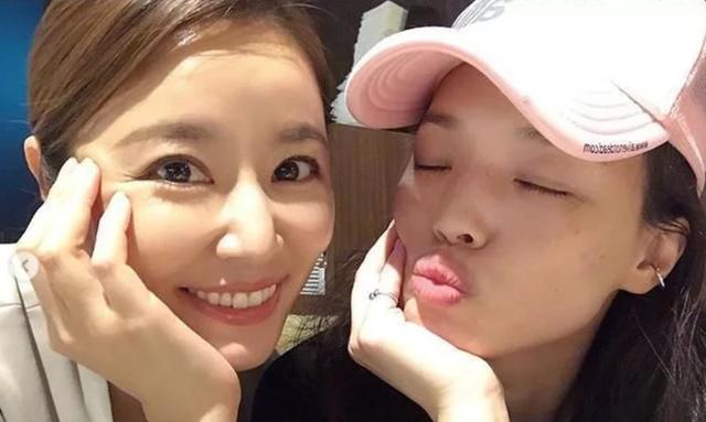 林心如舒淇姐妹同框，年龄相差不大，一个似少女一个被嘲笑是阿姨