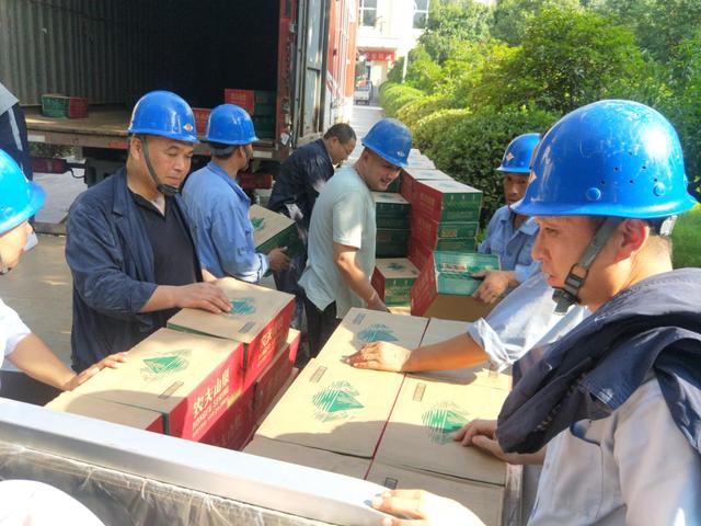 企业|酷暑中的黄河同力一线水泥工人