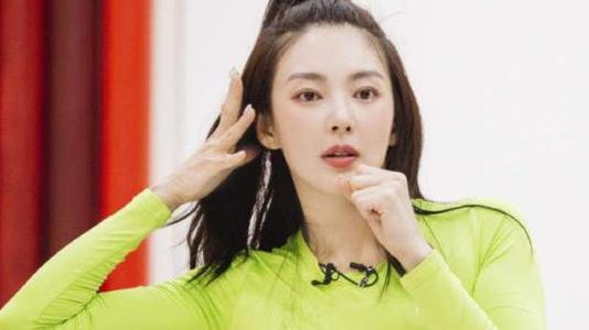 张雨绮五公光脚站台上跳舞，这回真的绝美