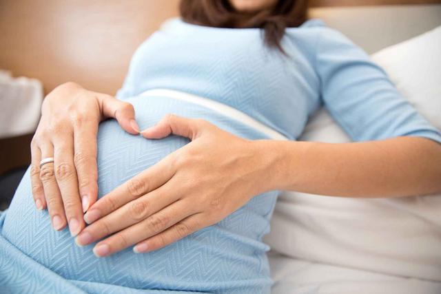 怀孕期间补钙不可小觑，孕妇缺钙的症状和危害要知道，需及时补充