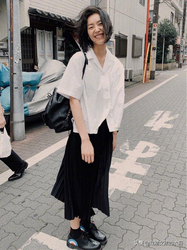 “大表姐”刘雯看似高冷也有随意一面，白衬衫黑裙子简单好看