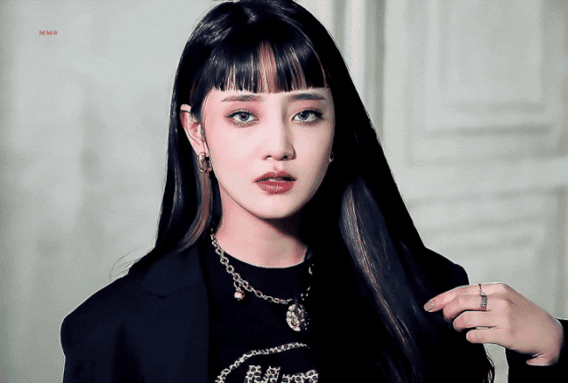 素颜时韩网友热议,不同妆容下形象差异很大的爱豆(g)i-dle成员minnie