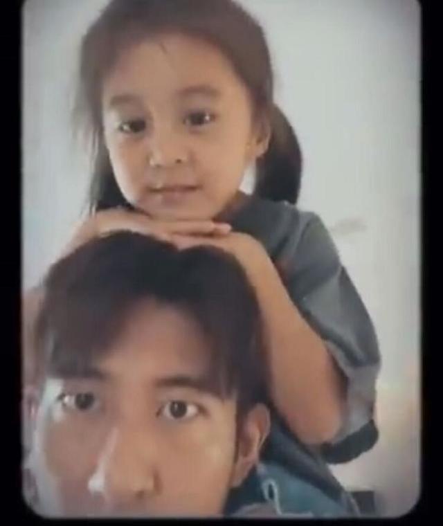 修杰楷父亲节与仨女儿合照，咘咘波妞骑他肩膀撒娇，梧桐妹秒赞