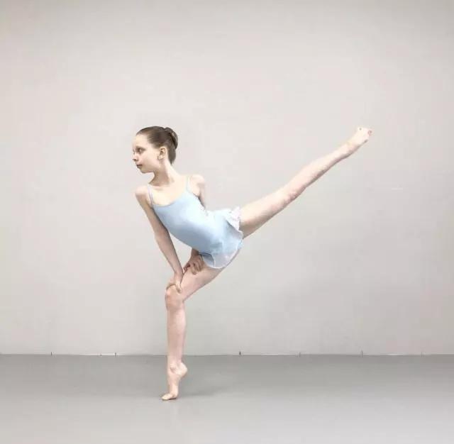 她特别喜欢在instgram上po出她光着脚丫跳芭蕾的舞姿