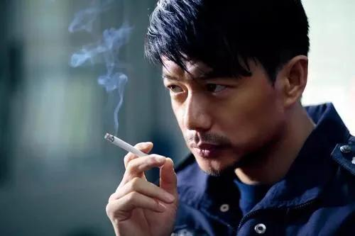 47歲的段奕宏常年健身，身材健碩有型，這肌肉什麼水平？