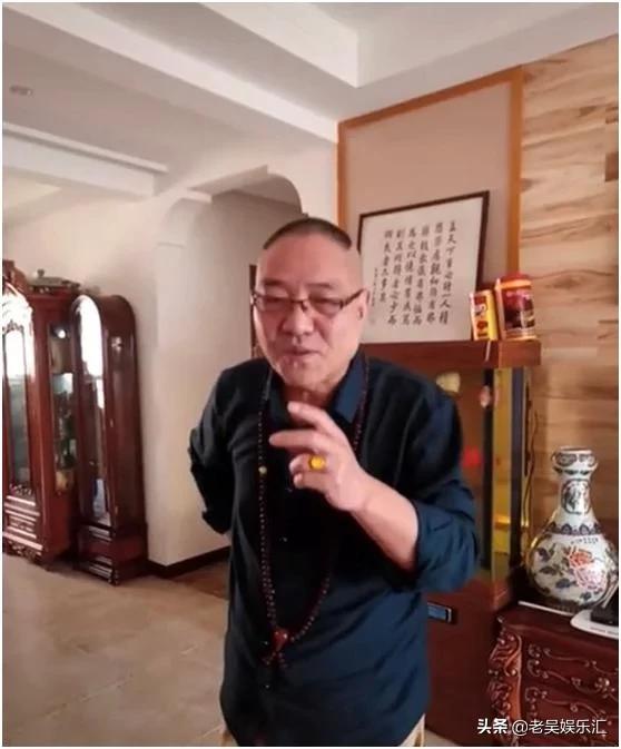 《征服》周国权现状，与爱犬游玩做网红主播，