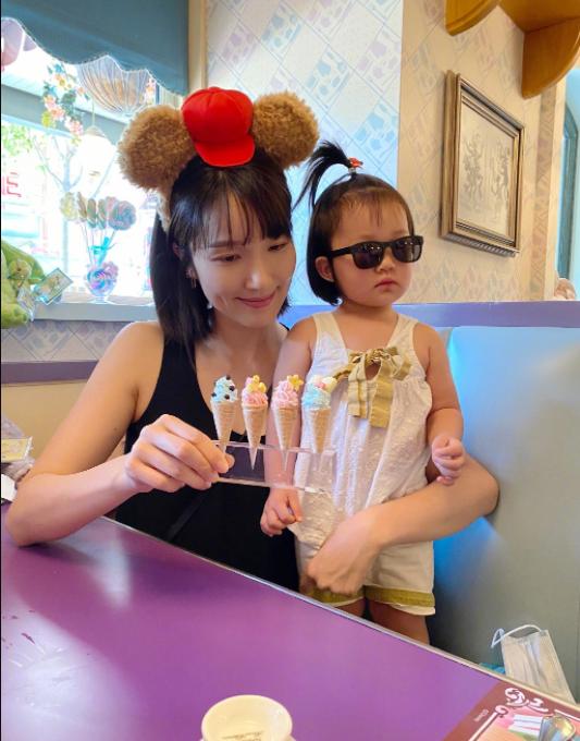 李亚男晒一家三口迪士尼游玩照，女儿戴墨镜梳呆毛反差萌爆棚