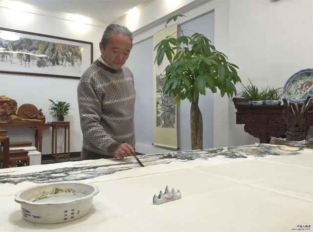 画家罗复兴 构图巧妙 平中求奇