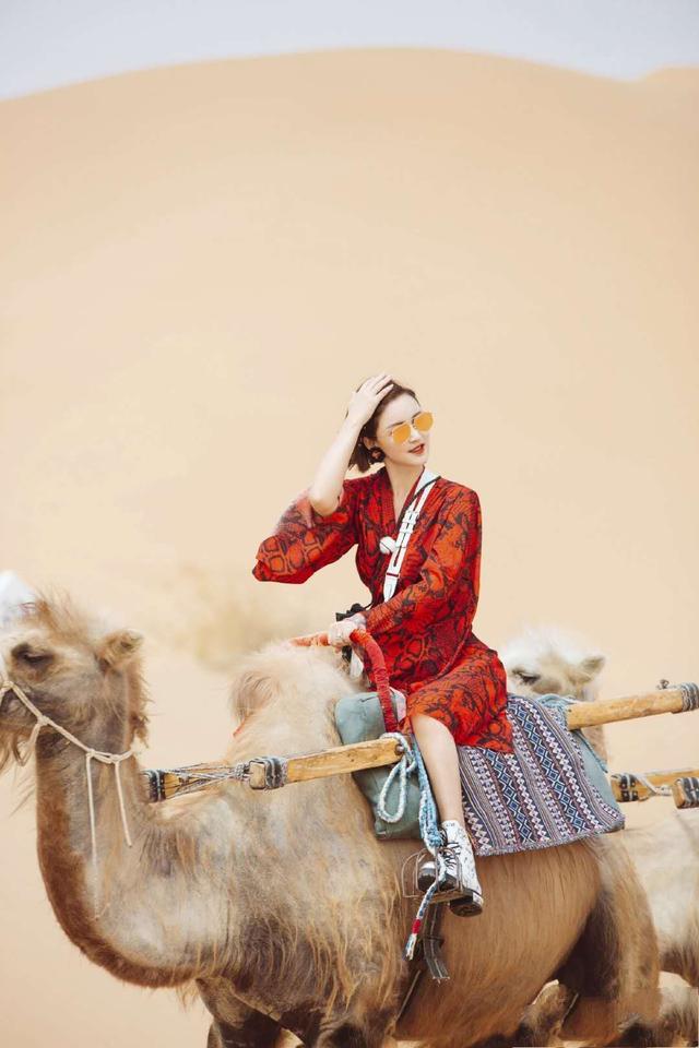 张歆艺“沙漠游”造型抢镜，一袭印花裙美艳动人，成靓丽风景线