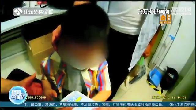 男孩被闸机夹肿手指 民警：&ldquo;你是男子汉，别哭&rdquo;