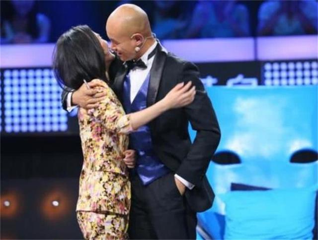 世上“最尴尬”的明星合影大家的目光都锁定在