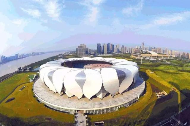 杭州奥体中心俗称"莲花碗"主体育场可容纳8万人,是2022年亚
