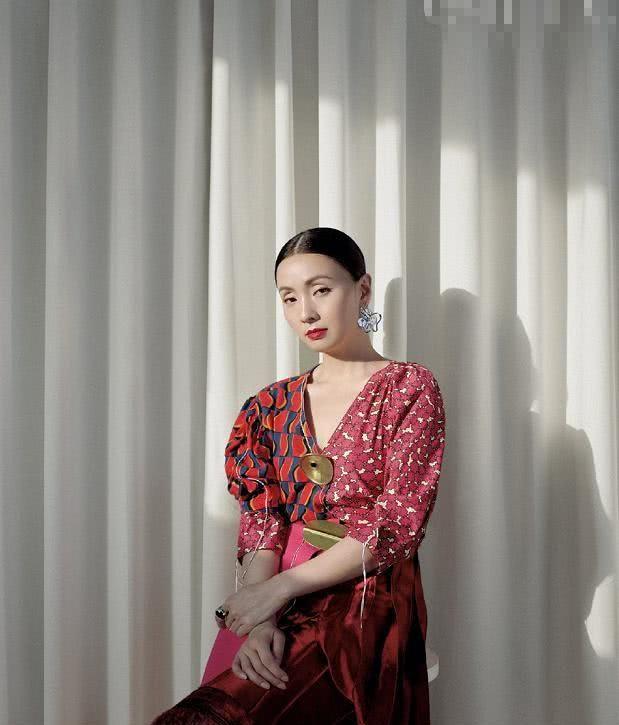 46岁陶虹拍时尚写真，身材性感端庄得体，难怪徐峥爱她这么多年