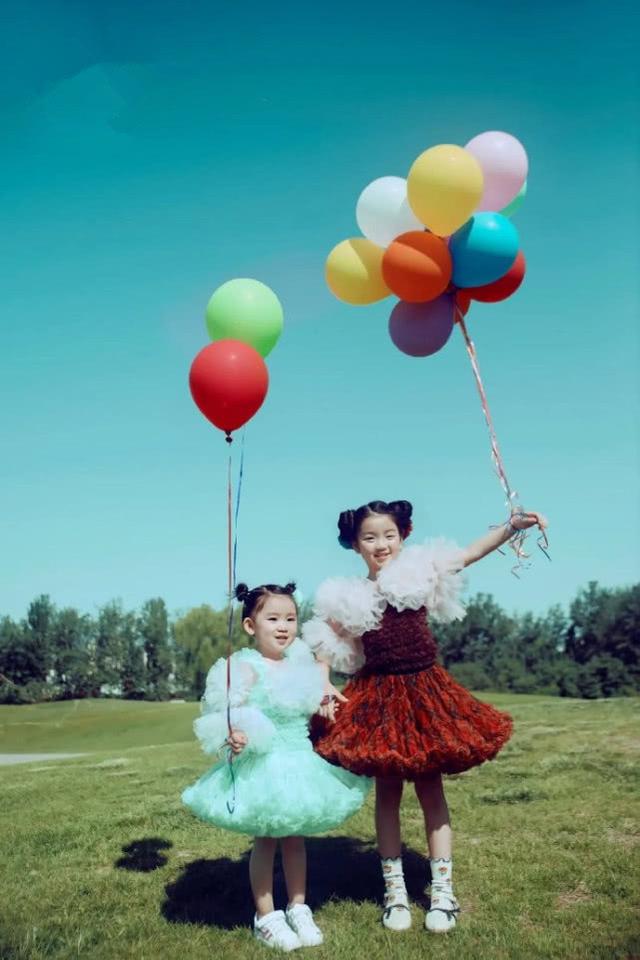 阿拉蕾与妹妹一起拍大片，姐俩打扮公主，五官如复制粘贴像双胞胎