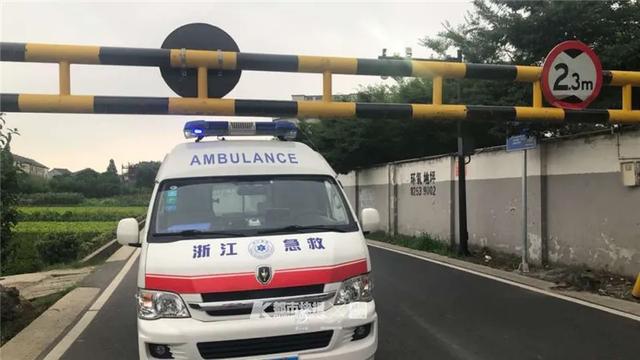 ​杭州120急救车路遇限高杆，绕道后又遇一根，医生只能跑去现场，杆子谁立的？