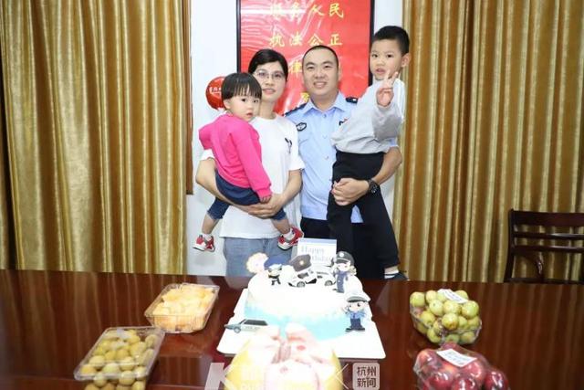 李欢欢却说,作为警嫂,欢乐说多也不多,说少也不少.
