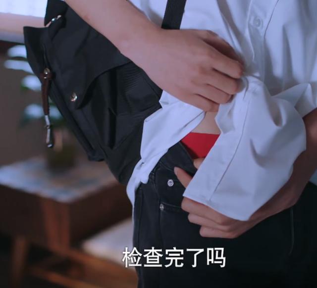 李尖尖送凌霄子秋高考礼物，出门前还要检查，哥哥们都不情愿