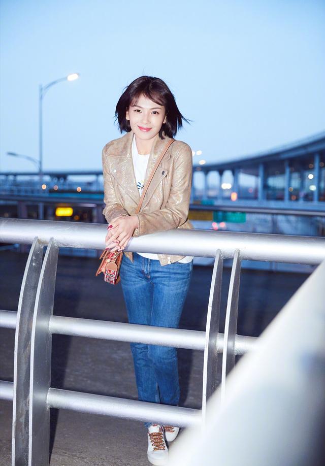 T恤下面别配阔腿裤了，学学刘涛这5种搭法，闭着眼照穿就行