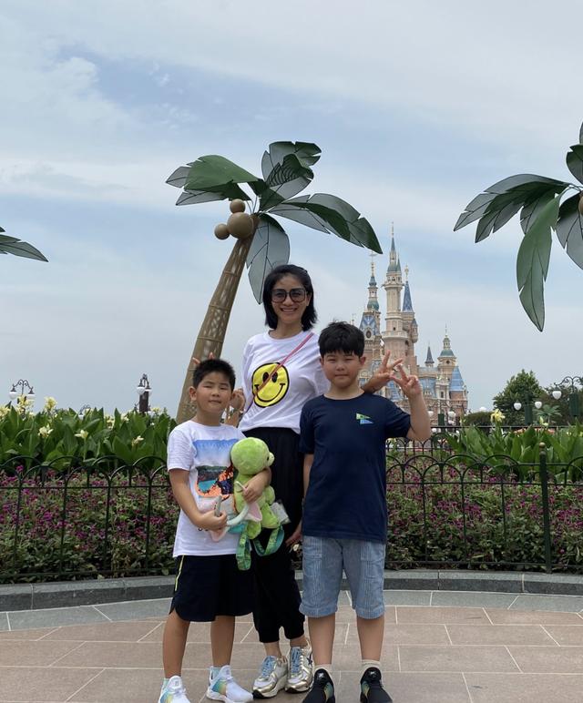 沙溢俩儿子长大了！9岁安吉身高已到妈妈肩膀，5岁小鱼儿长腿抢镜