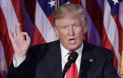 大型双标现场！特朗普对抗疫情犯下的错，正是