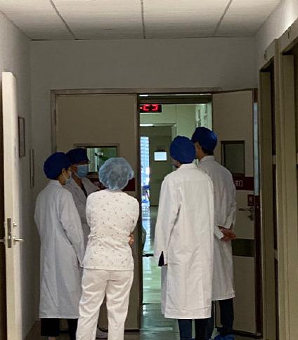 杨洋出演抗疫剧路透，穿白大褂体验医生生活，认真学习惹医生围观