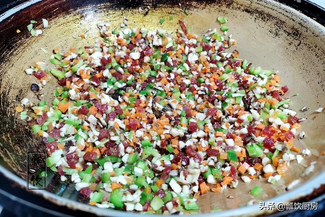 饺子皮与糯米的美味吃搭，不做饺子不吃糕，简单一蒸，家人抢着吃