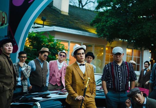 周杰伦晒与昆凌十指相扣，想做新专封面，网友调侃不要封面要专辑