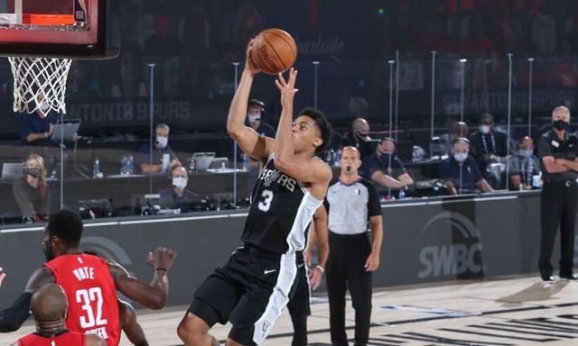 20歲菜鳥刷3大紀錄！波帥攤牌搶八，名記：交易小卡敲詐了暴龍？