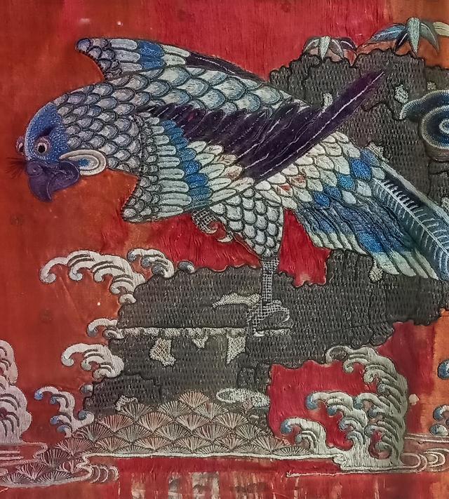 中国古代文武百官的官服上，绣的都是哪些奇珍异兽？