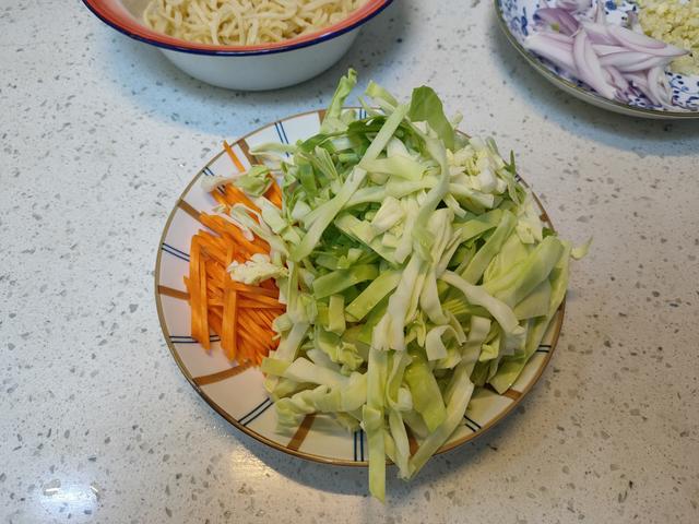 北方人爱吃的炒饼丝，掌握几个技巧，和街边小店做的一样好吃