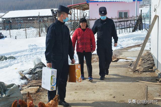 延边边境管理支队广坪边境检查站“三八妇女节”慰问辖区困难群众
